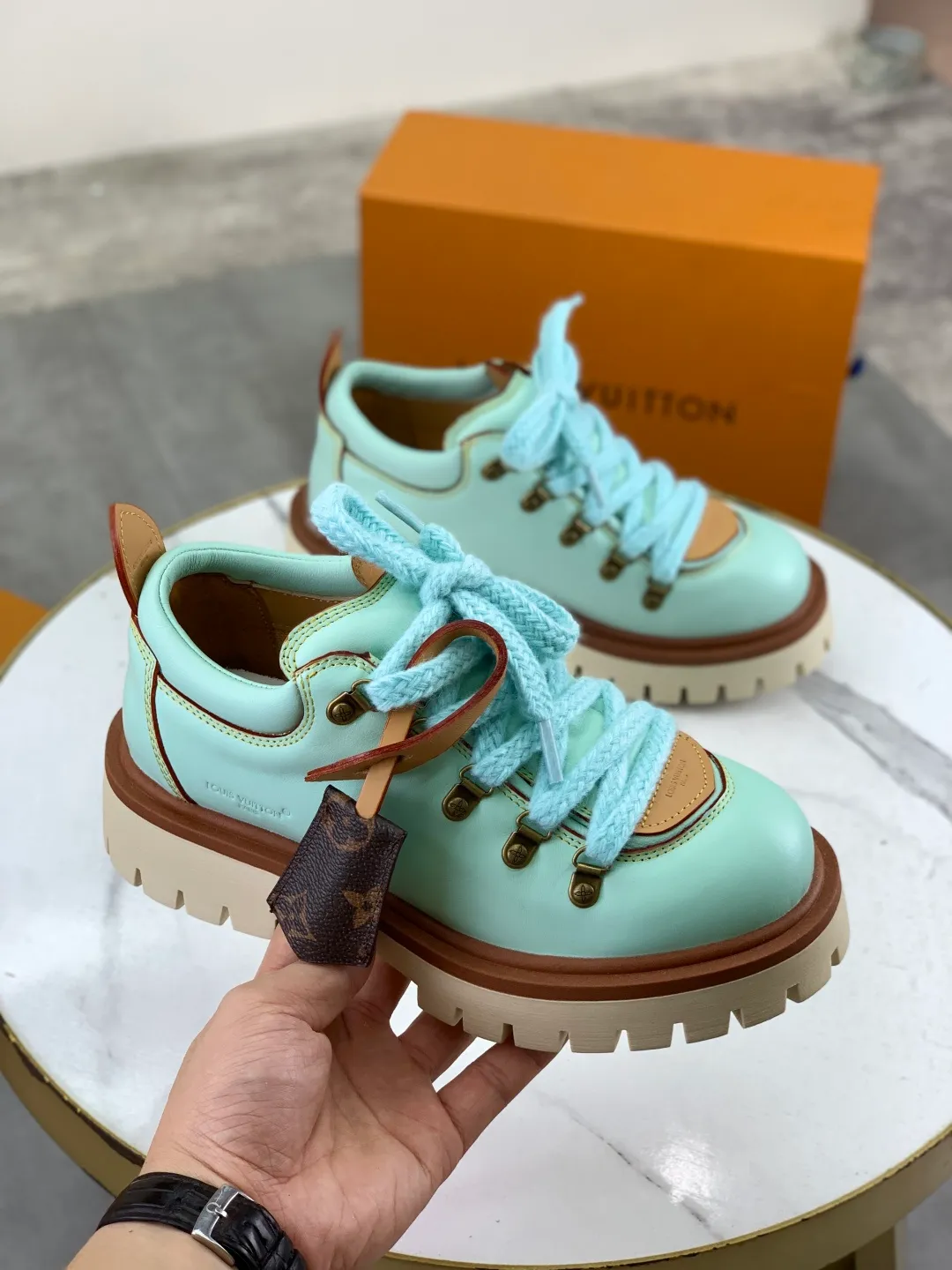 Men's shoes 💰P680 new LV | Louis Vuitton 🧡💚2025 autumn and winter new models, top version ⚠️ The counter features the latest LV REMIX lace-up mountaineering derby shoes, new hard goods 🆕 ❥BS purchasing level! Full of high-end feel! A popular model among bloggers at home and abroad, it’s retro and fashionable, and looks stunning on your feet! Mainly recommended models on the official website★ ━━━━━ ЅᏇєєt ━━━━━ ▪️Upper: top-grade first-layer cowhide ▪️Lining: imported sheepskin ▪️Outsole: original open-molded TPU non-slip outsole ▪️Sole height: 3.5cm ▪️Shoe size: Women 35-41 (41 customization is not returnable) Male 39-45 (46 customized, non-refundable)